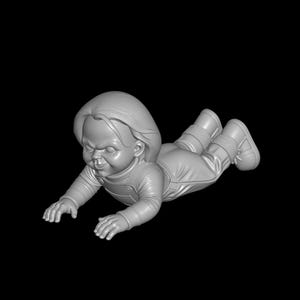 Puede incluir: Una escultura gris tridimensional de un muñeco en posición de gateo. El muñeco tiene pelo largo, una sonrisa siniestra y lleva un mono y zapatos. El fondo es negro liso.