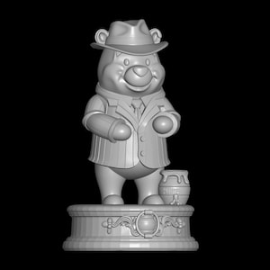 Puede incluir: Figura de oso gris impresa en 3D con sombrero fedora, traje de raya diplomática y corbata. El oso sostiene un objeto cilíndrico en cada mano y se encuentra sobre una base decorativa con un tarro de miel. La figura tiene una expresión sonriente.