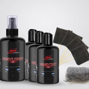Könnte beinhalten: Eine Sammlung von Autopflegeprodukten. Das Bild zeigt drei schwarze Flaschen mit den Aufschriften "Nano Coat" und "Nano Cleaner", eine Sprühflasche, graue Applikatorpads und ein graues Stahlwollpad. Die Flaschen haben ein rotes Auto-Logo.