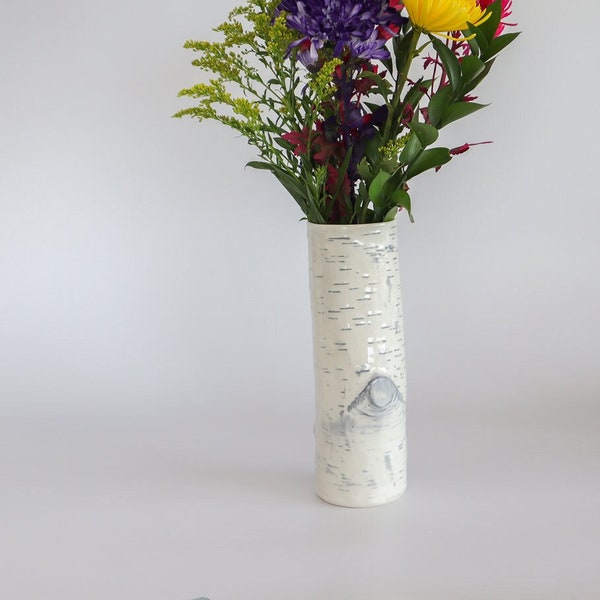Vase en céramique : branche de bouleau pour une décoration élégante de fleurs coupées