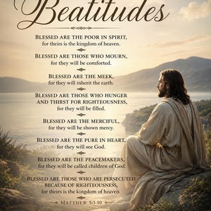 Peut inclure: Une affiche murale présentant le texte des Béatitudes de Matthieu 5:3-10 en lettres marron foncé. L'arrière-plan montre une silhouette aux cheveux longs vêtue d'une robe beige, assise sur un rocher face à un lac calme et des montagnes au coucher du soleil.