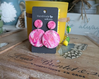 Pendientes llamativos de color rosa fucsia. ¡No aptos para personas tímidas!