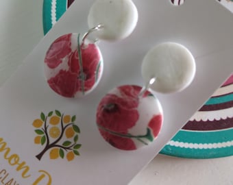 Brincos de papoula com pingente em duas partes, feitos à mão com argila polimérica e acabamento em resina.