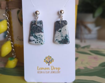 Pendientes colgantes de arcilla polimérica en tonos aguamarina y blanco. ¡Incorporan lámina azul brillante para un toque extra de glamour! Hechos a mano.