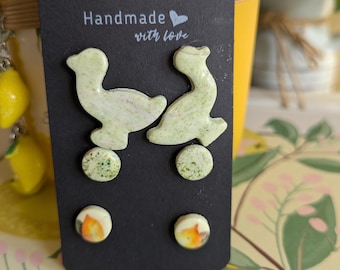 Conjunto de tres pares de pendientes de botón. Unos divertidos patitos y otros dos pares de pendientes de botón en colores que combinan: verde y naranja.