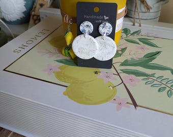 Pendientes colgantes llamativos en relieve, de color blanco y azul porcelana.