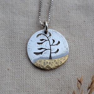 Windswept Pine - Baumanhänger aus Messing und Silber