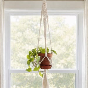 Colgador de plantas de macramé hecho a mano con patrón de hojas
