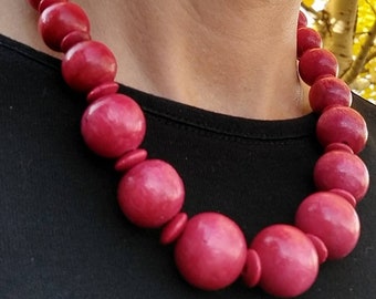 pinky-red WOODEN BEAD NECKLACE 1980's 80's (C6)