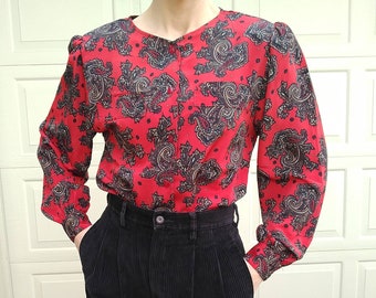1980s RED PAISLEY BLOUSE 80s leslie fay M (E1)