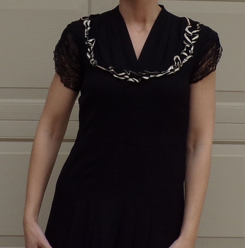 1930/'s 1940/'s LITTLE BLACK DRESS with cute yoke S E5