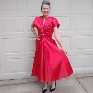 RED SATIN 40&#39;s 50&#39;s DRESS stunning S M (B5)