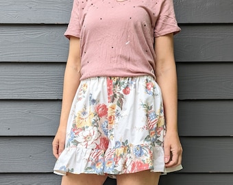 FLORAL RUFFLE SHORTS made from a vintage tablecloth M L (O7)