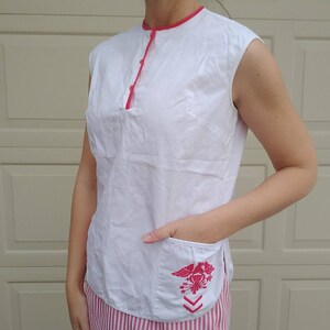 1960&#39;s SLEEVELESS SUMMER BLOUSE white with red military accent 60&#39;s xs S (F5)