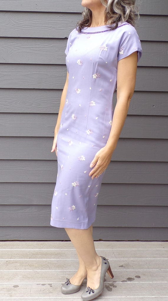 LAVENDER WIGGLE DRESS embroidered leaves 34 bust … - image 2