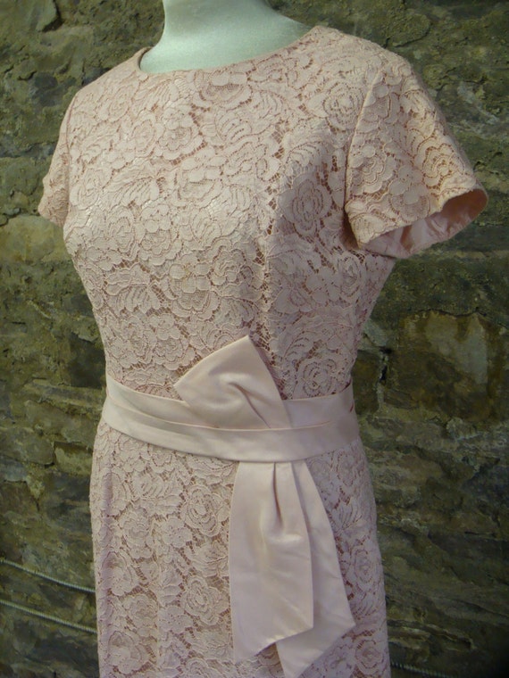 pink LACE WIGGLE DRESS vintage sheath 50's 60's m… - image 4