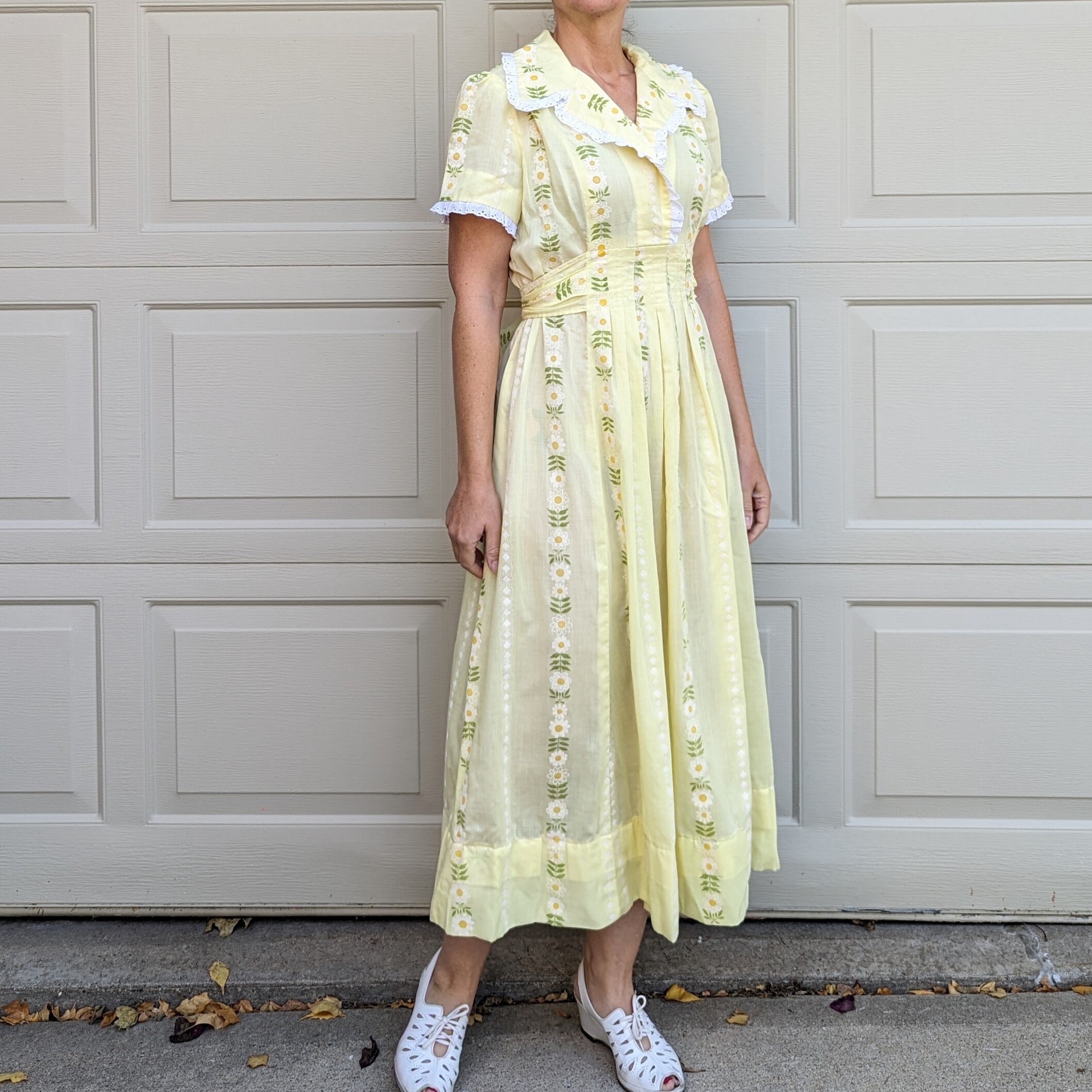 60's White Daisy Square Dance Dress / Feminine Romantic Cottagecore Fit  Flare Circle Skirt Dress / Women's Size Small 