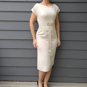 gorgeous VINTAGE 1960&#39;s WIGGLE DRESS light beige linen sheath S (E10)