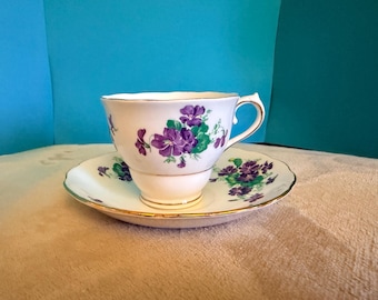 Juego de taza y platillo de porcelana fina Colclough vintage: estampado floral morado con detalles dorados.
