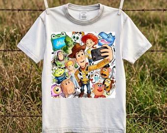 Toy Story PNG, Selfie de grupo de personajes de dibujos animados Descarga digital, Vacaciones familiares retro en Magic Kingdom para camisetas, tazas, bolsos y latas de vidrio