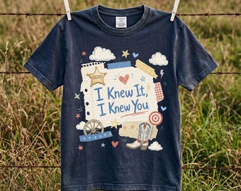 Diseño PNG de Toy Story TS "Lo sabía, te conocía", descarga digital de vaquera del oeste, gráfico de la era del cumpleaños para camisetas, tazas, bolsos y latas de vidrio.