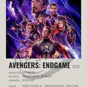 Może przedstawiać: Plakat filmu "Avengers: Endgame" z kolażem postaci na fioletowo-niebieskim kosmicznym tle. Plakat zawiera tytuł filmu, rok premiery, czas trwania, reżysera, producenta i obsadę.