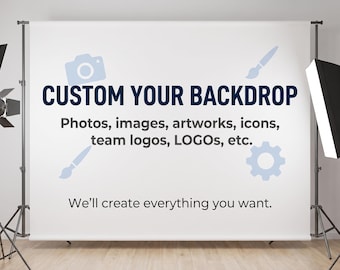 Op de afbeelding: Een witte rechthoekige fotografie-achtergrond gemonteerd op een zwarte metalen standaard. De achtergrond bevat de tekst CUSTOM YOUR BACKDROP, gevolgd door Photos, images, artworks, icons, team logos, LOGOs, etc. en We'll create everything you want.