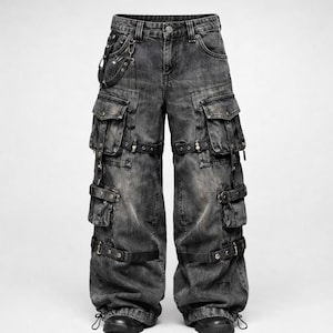 Puede incluir: Pantalones cargo de mezclilla negra descolorida con m&uacute;ltiples bolsillos, correas y hebillas. Los pantalones tienen un dise&ntilde;o de pierna ancha y un detalle de cadena adjunto al trabilla. La mezclilla tiene un aspecto desgastado.