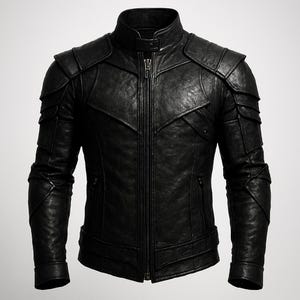 Könnte beinhalten: Schwarze Lederjacke mit hohem Kragen und durchgehendem Reißverschluss. Die Jacke hat gepolsterte Schultern und aufwendige Nahtdetails. Sie hat ein schlankes, modernes Design mit taillierter Passform und zwei Reißverschlusstaschen.