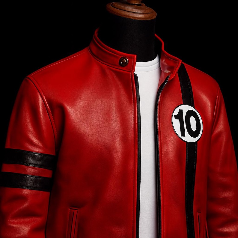 Puede incluir: Chaqueta de cuero roja con rayas negras en las mangas y una raya negra vertical en la parte delantera. Un c&iacute;rculo blanco con el n&uacute;mero 10 est&aacute; en el pecho. La chaqueta tiene cuello redondo y cierre de bot&oacute;n.