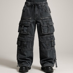 Könnte beinhalten: Schwarze Cargo-Jeans mit mehreren Taschen und Reißverschlüssen. Die Hose hat eine lockere Passform und einen Kordelzug in der Taille. Die Taschen sind mit Klappen und Schnallen gesichert. Getragen mit schwarzen Schuhen.