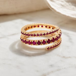 Anillo de rubí de oro de 14k: Anillo vintage de eternidad completa con micro pavé.