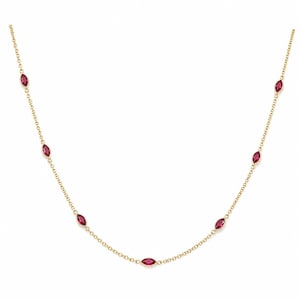 Halsband med rubin och marquise i 14 karat guld: Stationshalsband, elegant röd ädelstenskedja, present i juli med födelsesten