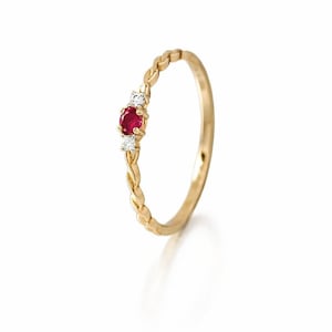 Anillo de boda fino de oro de 14k con rubí: Anillo minimalista con piedra preciosa roja y piedra natal para ella.