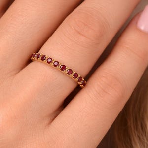 Echter Rubin voller Eternity Band: 14k Gold Juli Geburtsstein Minimalist Statement Ring für Sie