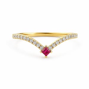 Op de afbeelding: Een goudkleurige ring met een V-vormig ontwerp. De ring is versierd met kleine, heldere stenen langs de gebogen randen en een vierkante, rode edelsteen in het midden. De ring staat tegen een witte achtergrond.