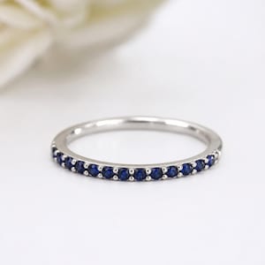 Anello eternity con zaffiro blu autentico: fede nuziale minimalista impilabile in oro bianco 14 carati, pietra portafortuna di settembre.