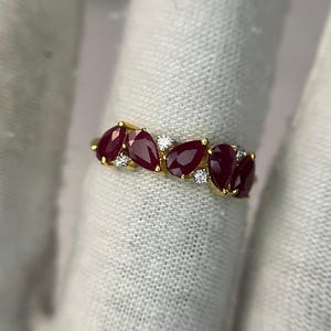 Äkta rubinvigselring: Elegant jubileumsring i 14k guld, minimalistisk ädelstensring med födelsesten i juli