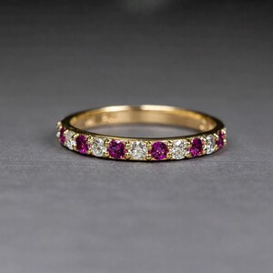 Alliance en rubis naturels et diamants : alliance en or 14 carats avec pierre de naissance fine éternité pour juillet