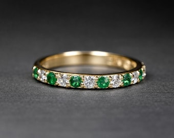 Anello di fidanzamento in oro 14 carati con smeraldo e diamanti: delicato anello eternity in stile Art Déco con pietra portafortuna di maggio.
