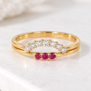 天然ルビー＆ダイヤモンドのカーブ型スタッキングリング：繊細な14金結婚指輪、ミニマルなアニバーサリーリング