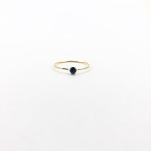 Anillo delicado de zafiro azul: Anillo minimalista de oro de 14k, fino y pequeño, para uso diario.