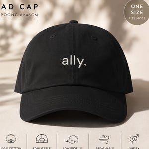 Könnte beinhalten: Schwarze Dad-Cap mit dem Wort "ally" in Weiß gestickt. Hergestellt aus 100 % Baumwoll-Chino-Twill, mit verstellbarem Riemen. Die Kappe ist niedrig profiliert, unstrukturiert, atmungsaktiv, bequem und ein Unisex-Stil. Einheitsgröße.