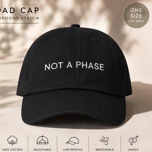 Peut inclure: Casquette de baseball noire avec l'inscription blanche "NOT A PHASE". Fabriquée en sergé de coton 100%, elle est dotée d'une sangle réglable. Design bas, non structuré, respirant, confortable et de style unisexe.