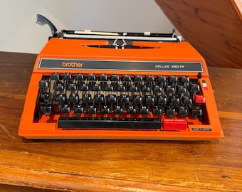 Máquina de escribir Brother Deluxe 650TR antigua con estuche (en funcionamiento) Máquina de escribir manual portátil Teclas negras color naranja