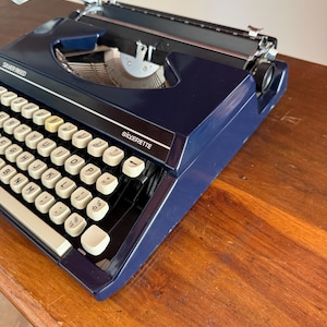 Macchina da scrivere vintage Silver-Reed Silverette - Blu navy, funzionante con custodia