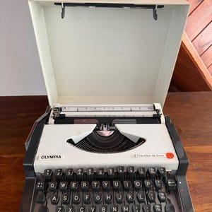 Máquina de escrever portátil vintage Olympia Traveller de Luxe – Branca/Cinza com estojo