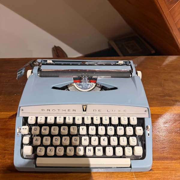 Máquina de escribir portátil Brother De Luxe vintage de los años 60, color azul cielo, totalmente funcional.