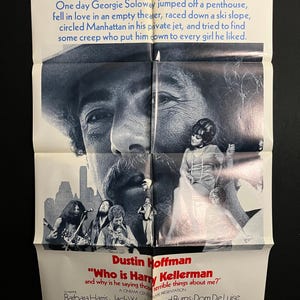 Puede incluir: Cartel de película vintage de "Who is Harry Kellerman and Why Is He Saying Those Terrible Things About Me?" con Dustin Hoffman. El cartel tiene una imagen en blanco y negro del rostro de Hoffman y otros actores. El texto incluye el título de la película y los créditos.