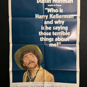 Könnte beinhalten: Gefaltetes Filmplakat für "Who Is Harry Kellerman and Why Is He Saying Those Terrible Things About Me?" mit Dustin Hoffman. Das Plakat hat einen blauen Hintergrund mit weißem Text und einem Foto von Hoffman.